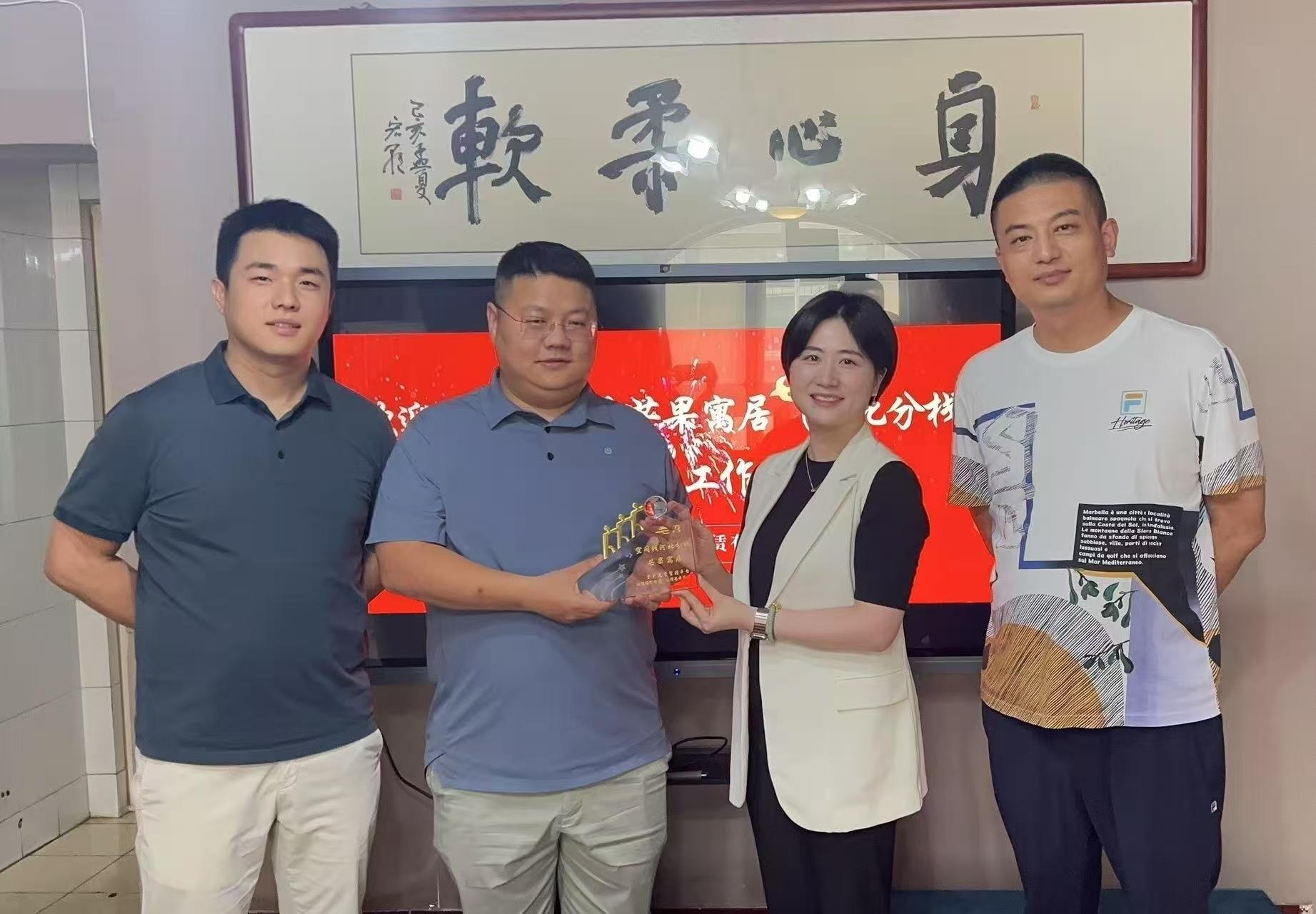 河北分栈两位栈长与空间栈团队合影