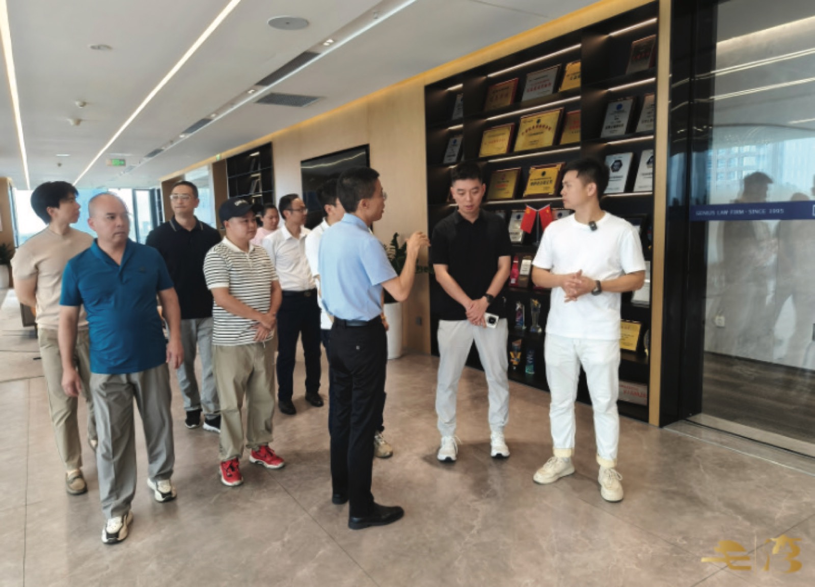 会员在企业现场交流
